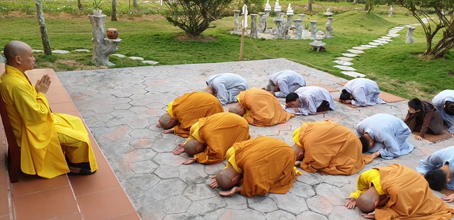Huong Phap Pagoda wish Tet to Senior Ven Thich Chan Tinh on the lunar first Day
