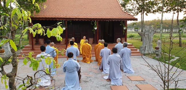 Huong Phap Pagoda wish Tet to Senior Ven Thich Chan Tinh on the lunar first Day