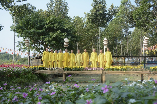 Monks of Hoang Phap Pagoda wishing  a long life  to the Senior Abbot.