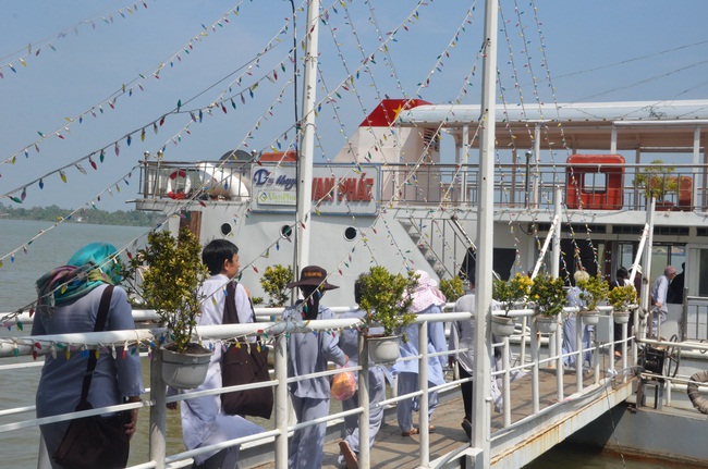 Attending the Final Year Ceremony of the Buddhist Intermediate Institute, Creature Release in Can Tho City.