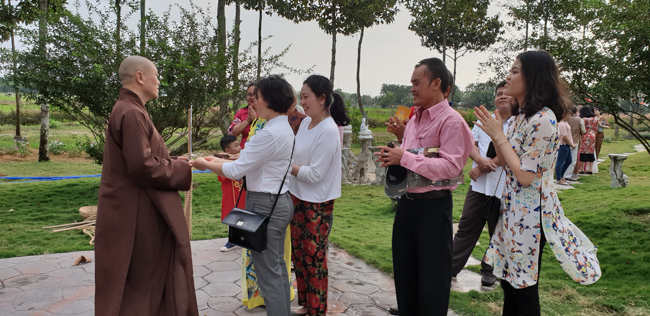 Phật tử đến thăm và chúc tết TT. Thích Chân Tính ngày đầu năm mới