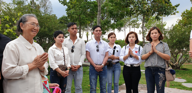 Phật tử đến thăm và chúc tết TT. Thích Chân Tính ngày đầu năm mới