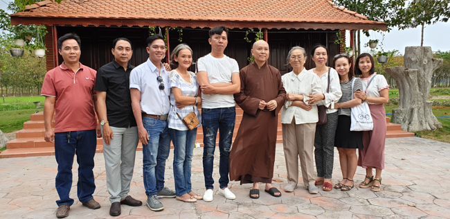 Phật tử đến thăm và chúc tết TT. Thích Chân Tính ngày đầu năm mới