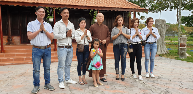 Phật tử đến thăm và chúc tết TT. Thích Chân Tính ngày đầu năm mới