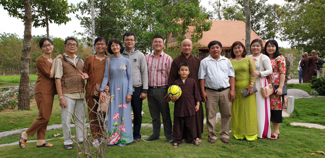 Phật tử đến thăm và chúc tết TT. Thích Chân Tính ngày đầu năm mới