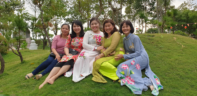 Phật tử đến thăm và chúc tết TT. Thích Chân Tính ngày đầu năm mới