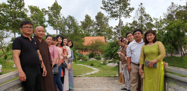 Phật tử đến thăm và chúc tết TT. Thích Chân Tính ngày đầu năm mới