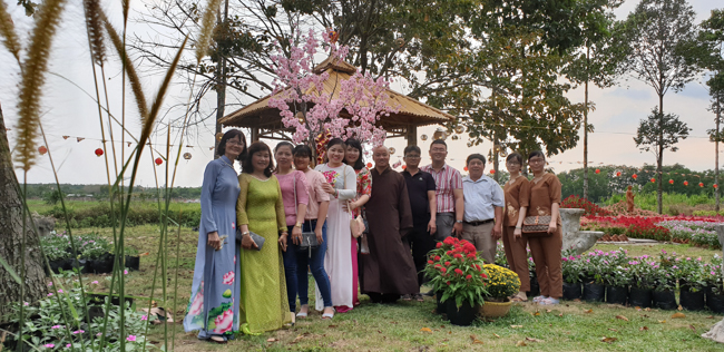 Phật tử đến thăm và chúc tết TT. Thích Chân Tính ngày đầu năm mới