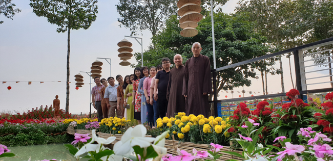 Phật tử đến thăm và chúc tết TT. Thích Chân Tính ngày đầu năm mới