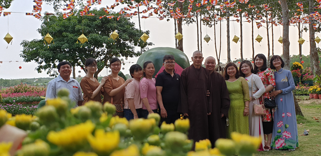 Phật tử đến thăm và chúc tết TT. Thích Chân Tính ngày đầu năm mới