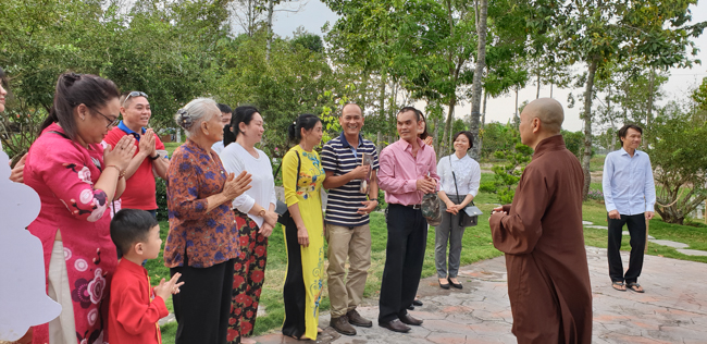 Phật tử đến thăm và chúc tết TT. Thích Chân Tính ngày đầu năm mới