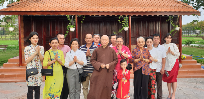 Phật tử đến thăm và chúc tết TT. Thích Chân Tính ngày đầu năm mới