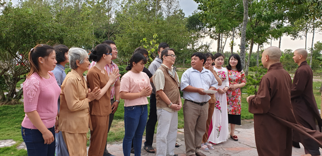 Phật tử đến thăm và chúc tết TT. Thích Chân Tính ngày đầu năm mới