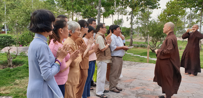 Phật tử đến thăm và chúc tết TT. Thích Chân Tính ngày đầu năm mới