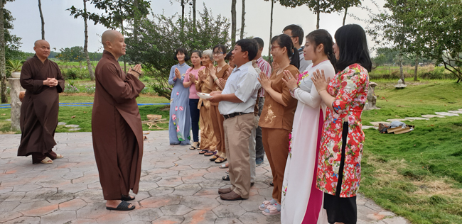 Phật tử đến thăm và chúc tết TT. Thích Chân Tính ngày đầu năm mới