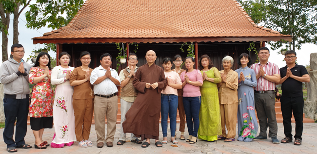 Phật tử đến thăm và chúc tết TT. Thích Chân Tính ngày đầu năm mới