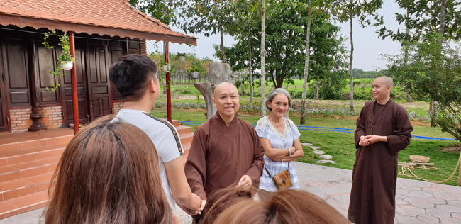 Phật tử đến thăm và chúc tết TT. Thích Chân Tính ngày đầu năm mới