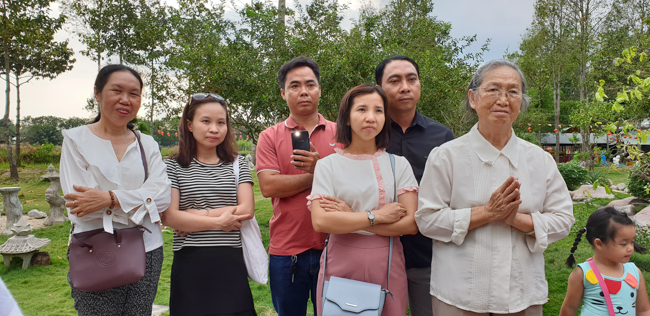 Phật tử đến thăm và chúc tết TT. Thích Chân Tính ngày đầu năm mới