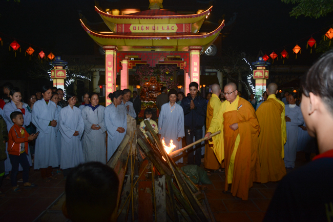 Đêm giao thừa chào đón năm Kỷ Hợi tại chùa Tây Khánh – Thái Bình