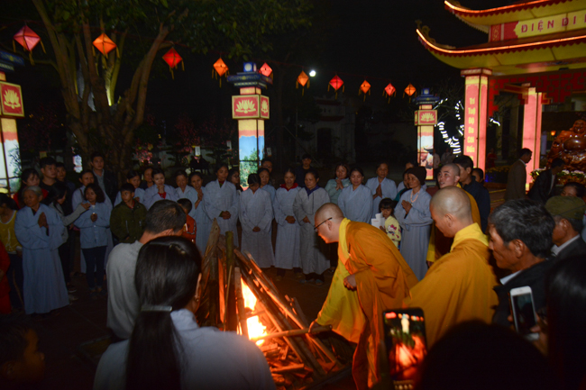 Đêm giao thừa chào đón năm Kỷ Hợi tại chùa Tây Khánh – Thái Bình