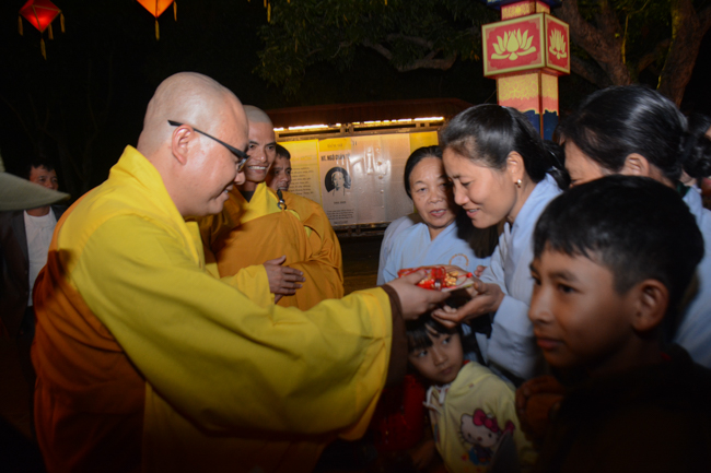 Đêm giao thừa chào đón năm Kỷ Hợi tại chùa Tây Khánh – Thái Bình