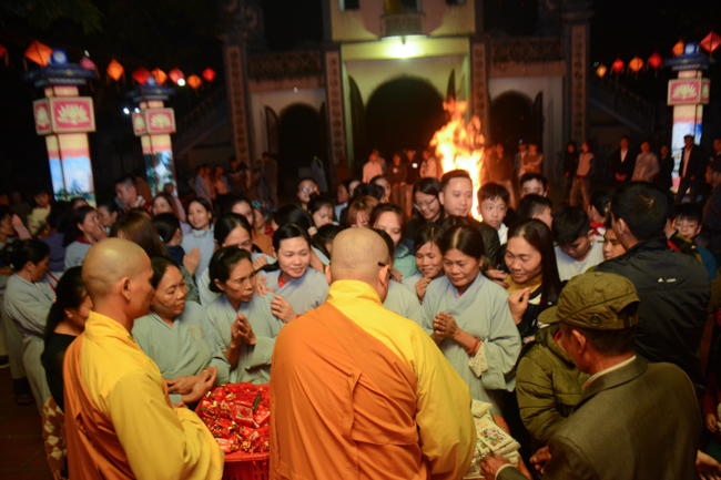 Đêm giao thừa chào đón năm Kỷ Hợi tại chùa Tây Khánh – Thái Bình