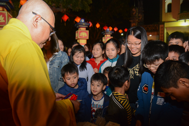 Đêm giao thừa chào đón năm Kỷ Hợi tại chùa Tây Khánh – Thái Bình