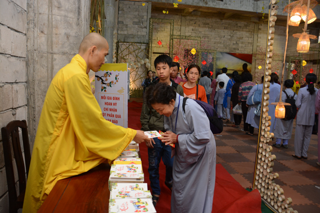 Over 70.000 red pockets had been given in the first New Year day