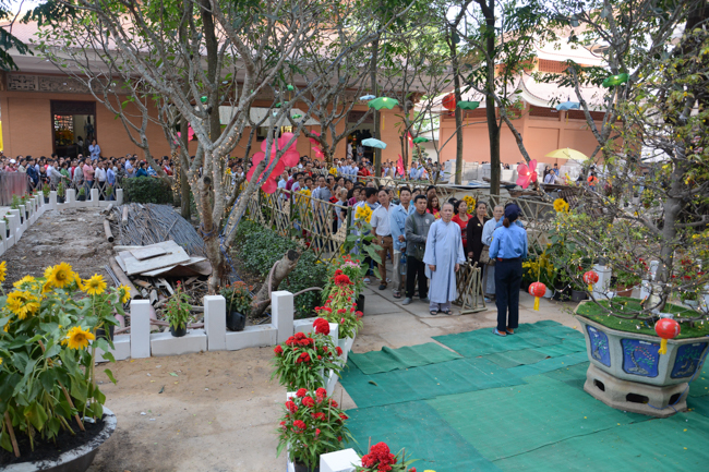 Over 70.000 red pockets had been given in the first New Year day