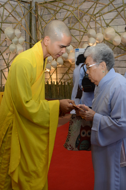 Over 70.000 red pockets had been given in the first New Year day