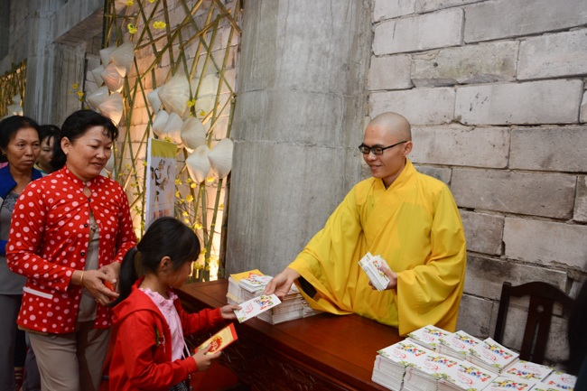 Over 70.000 red pockets had been given in the first New Year day