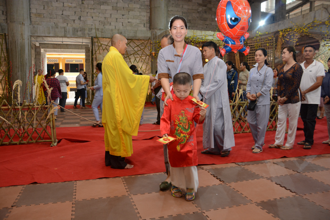 Over 70.000 red pockets had been given in the first New Year day