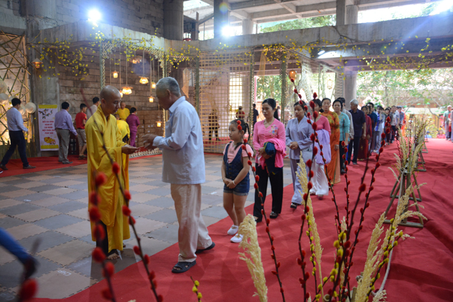 Over 70.000 red pockets had been given in the first New Year day