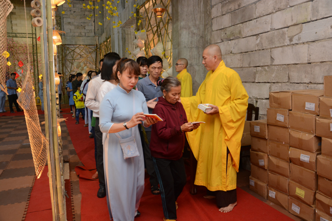 Over 70.000 red pockets had been given in the first New Year day