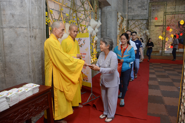 Over 70.000 red pockets had been given in the first New Year day