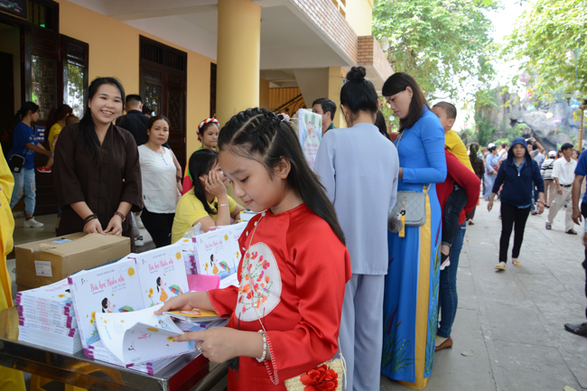 Over 70.000 red pockets had been given in the first New Year day