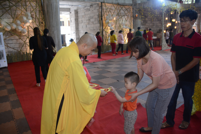 Over 70.000 red pockets had been given in the first New Year day