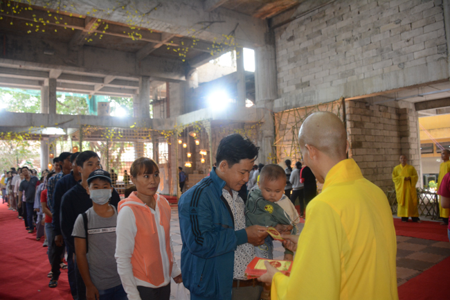 Over 70.000 red pockets had been given in the first New Year day