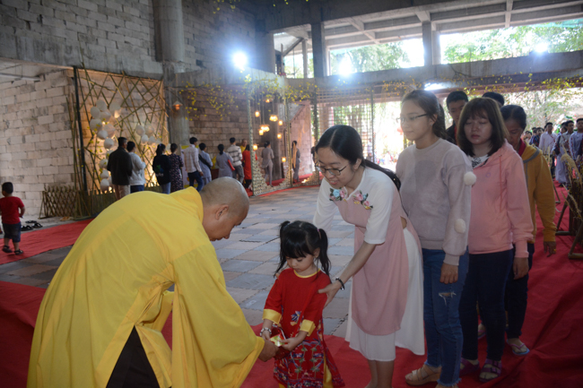 Over 70.000 red pockets had been given in the first New Year day