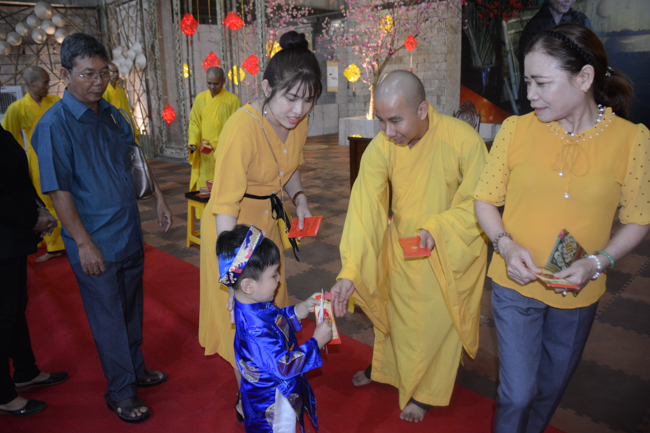 Over 70.000 red pockets had been given in the first New Year day