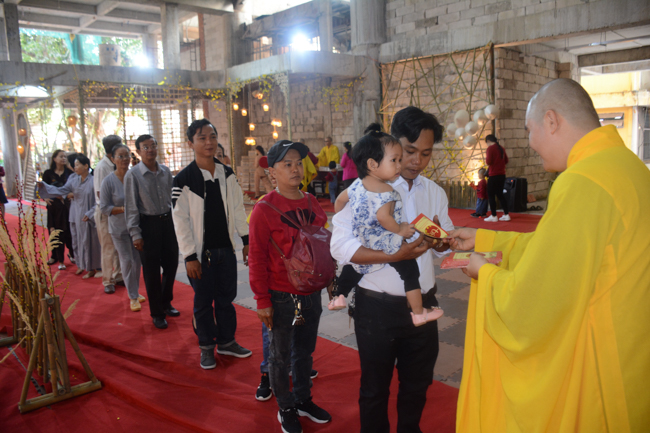 Over 70.000 red pockets had been given in the first New Year day