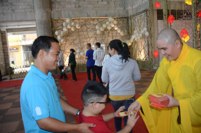 Over 70.000 red pockets had been given in the first New Year day