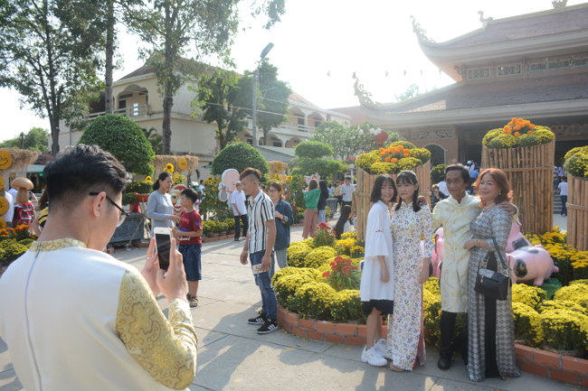 Over 70.000 red pockets had been given in the first New Year day