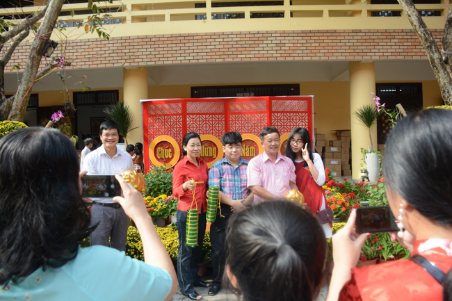 Over 70.000 red pockets had been given in the first New Year day