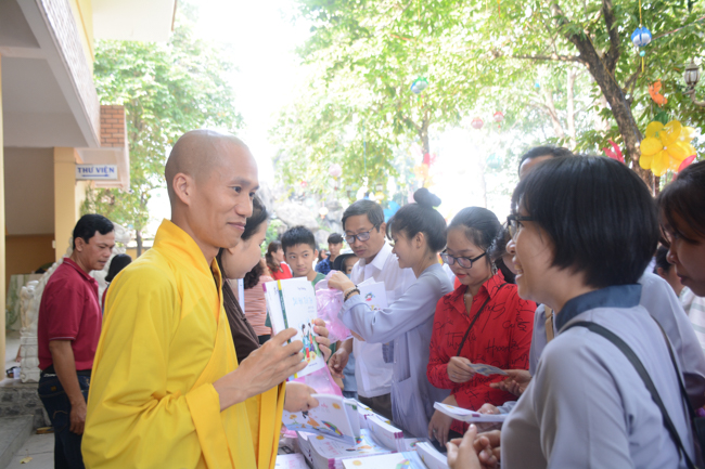 Over 70.000 red pockets had been given in the first New Year day