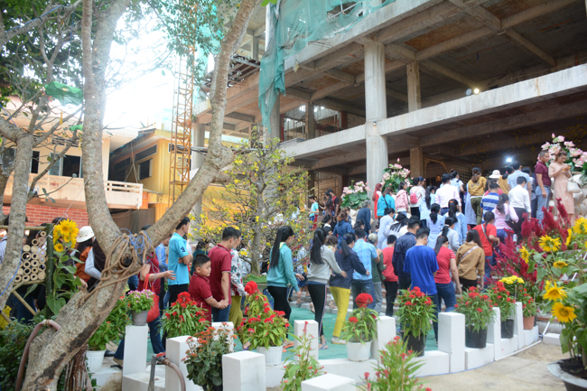 Over 70.000 red pockets had been given in the first New Year day