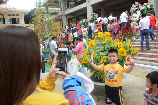 Over 70.000 red pockets had been given in the first New Year day