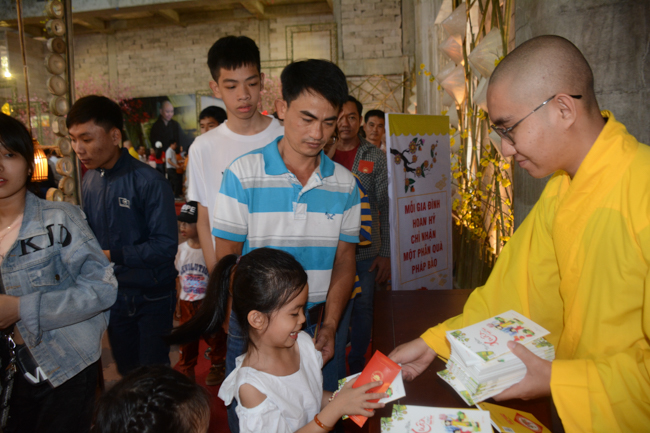 Over 70.000 red pockets had been given in the first New Year day