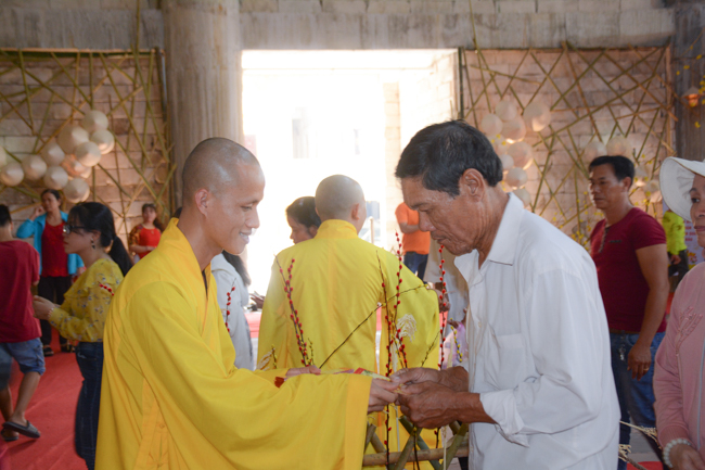 Over 70.000 red pockets had been given in the first New Year day