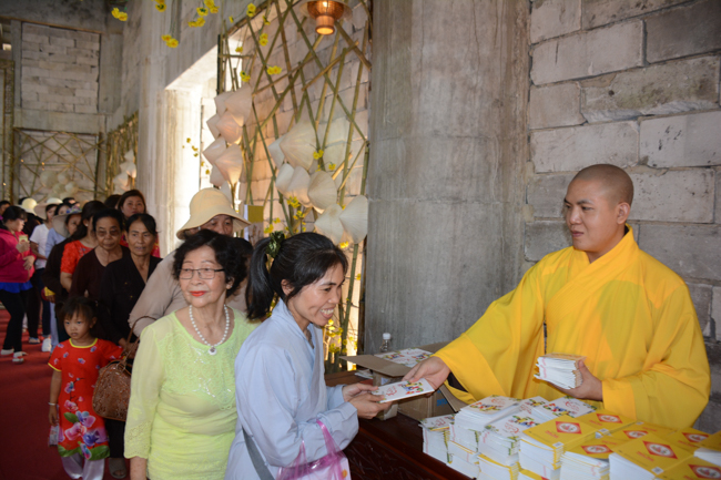 Over 70.000 red pockets had been given in the first New Year day